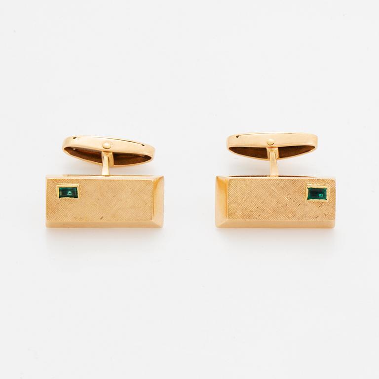 Cufflinks, 1 pair, 18K gold with 2 rectangular cut emeralds.