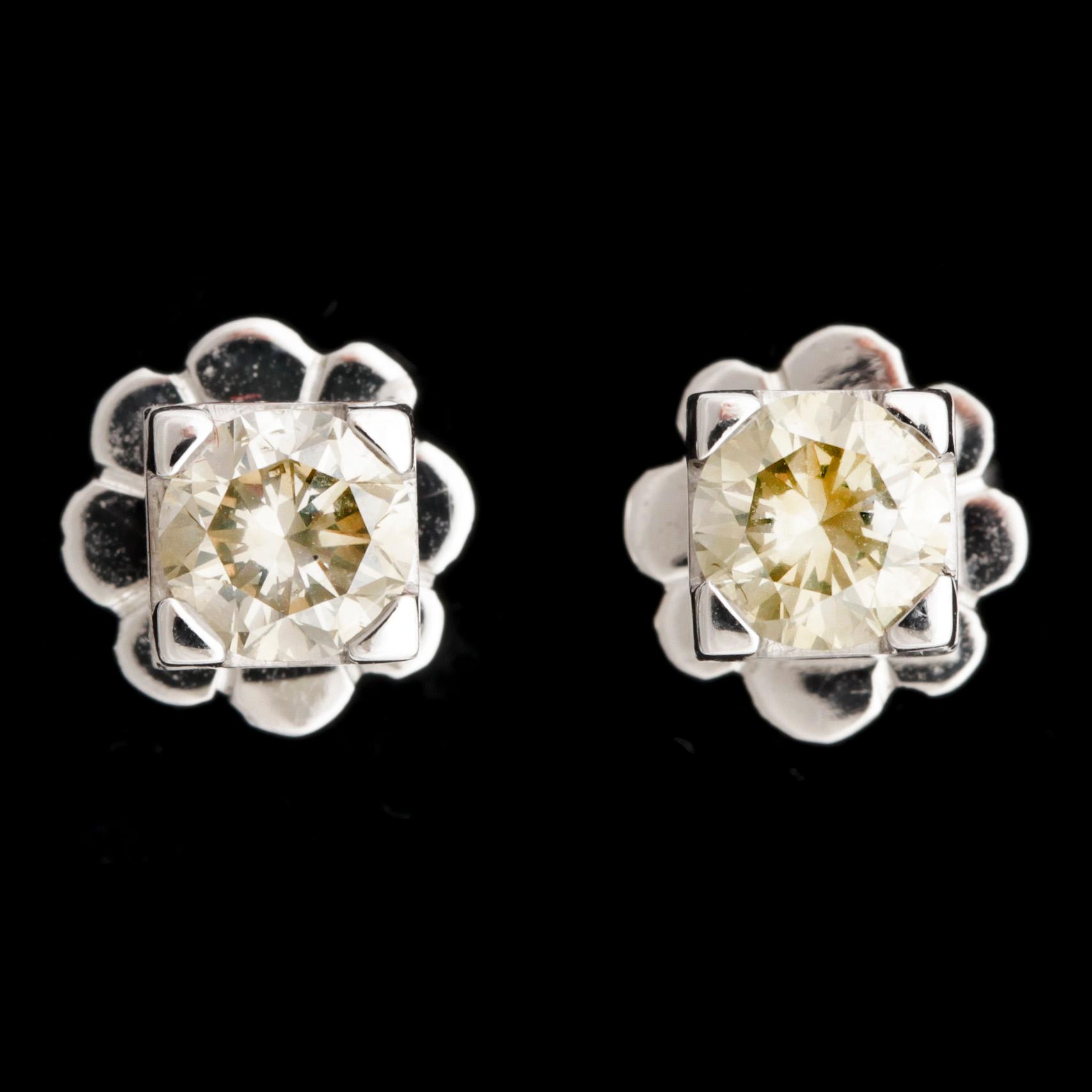 ÖRHÄNGEN, ett par, 18k vitguld och champangefärgade (flourescence), briljantslipade diamanter, tot ca 0,80 ct.