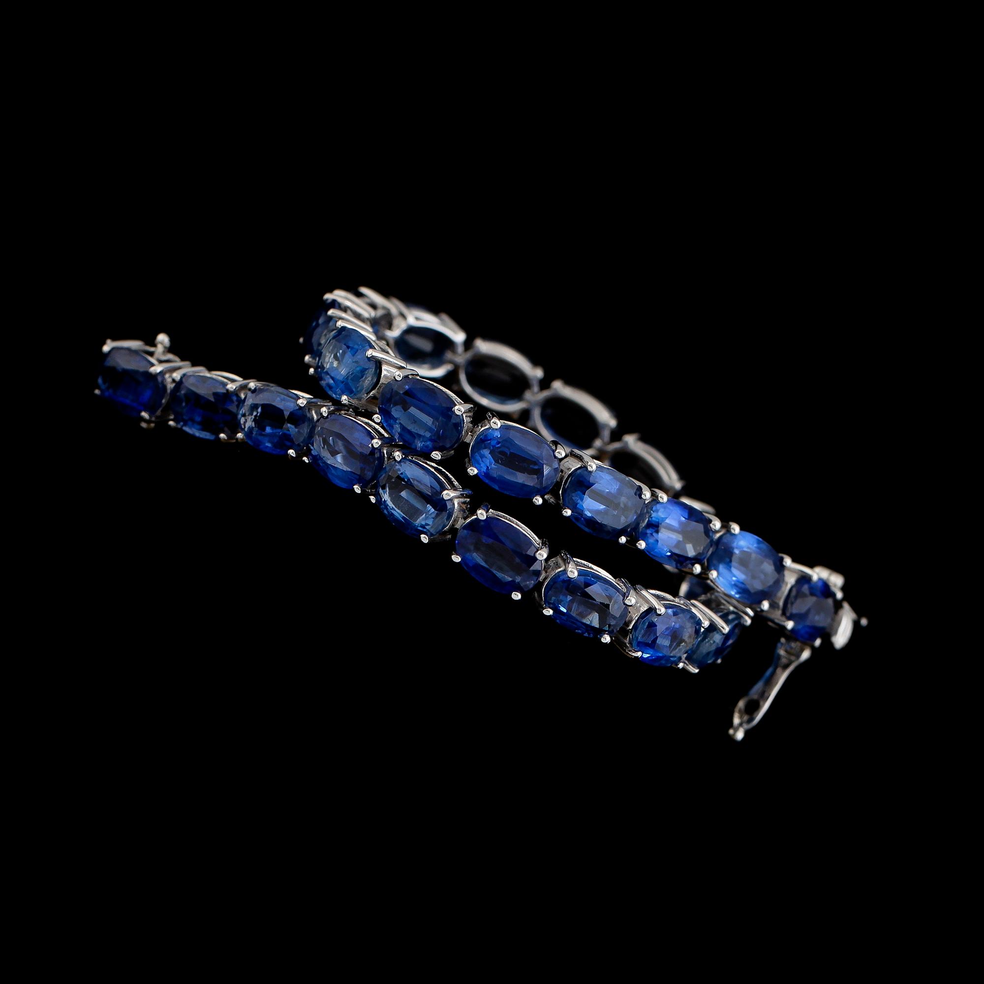 ARMBAND, 18K vitguld, 24 blå kyaniter tot ca 24.50 ct. Total vikt ca 9 g.