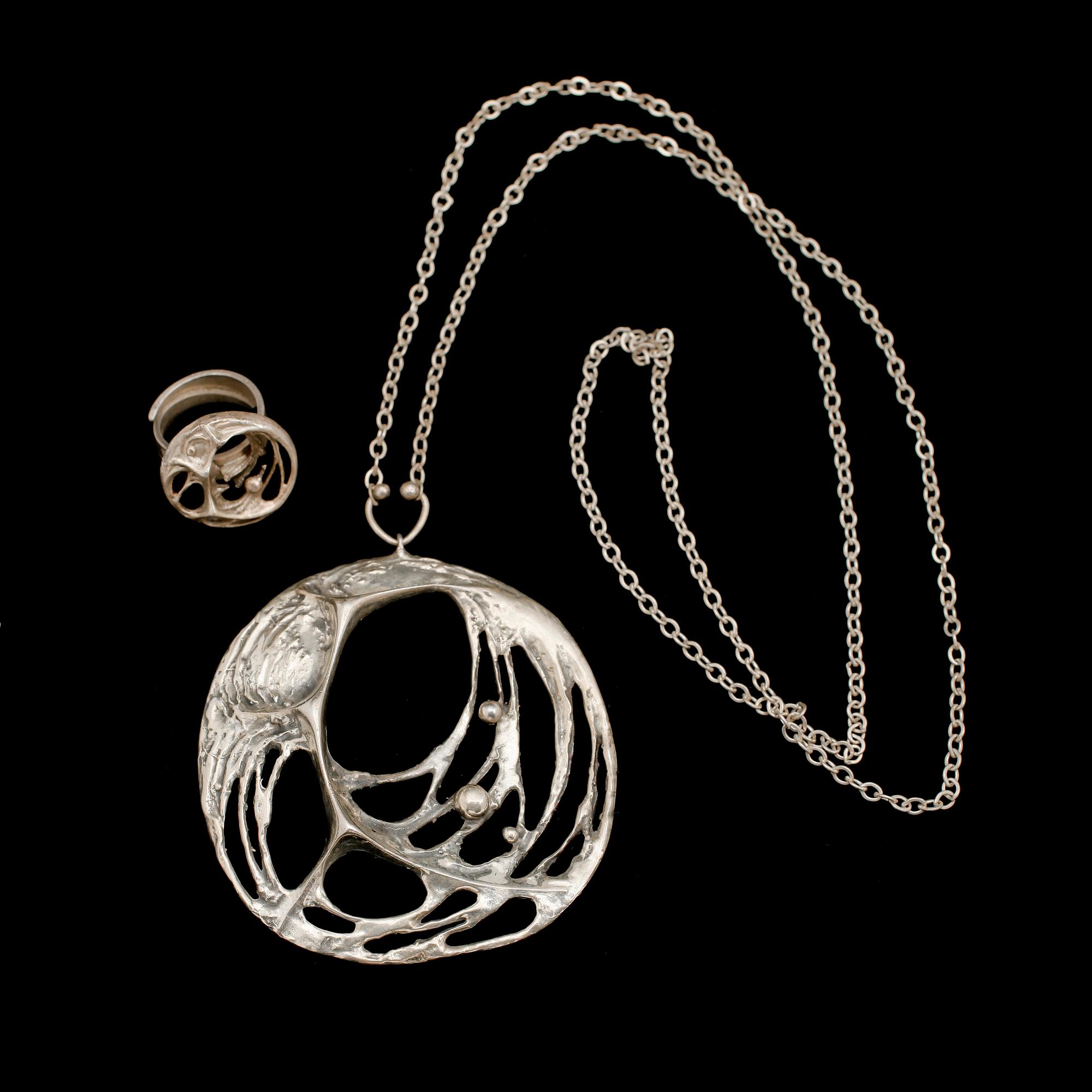 HÄNGE MED KEDJA SAMT RING,  silver, Finland, 1970-tal. Vikt ca 40 g.