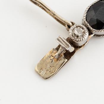 Armband, 18K vitguld med doserade ovala safirer och gammalslipade diamanter, Fransk stämpel.