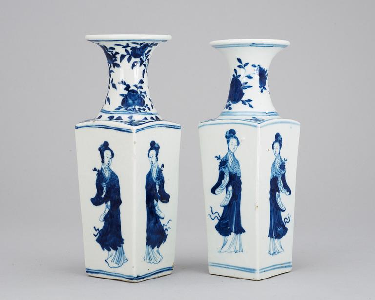 A set of two blue and white vase, Qing dynasty.