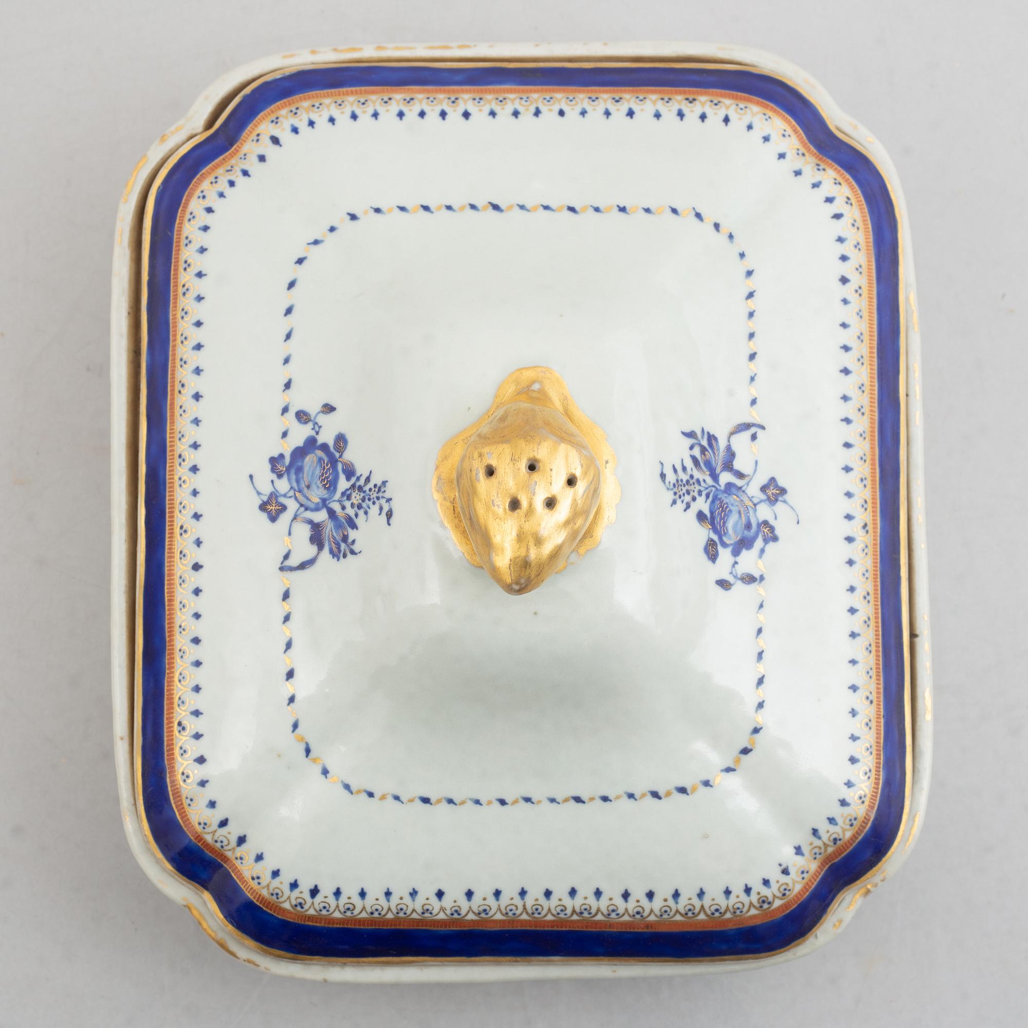 A pair of two enamelled and gilt tureens with covers, Qing dynasty, Jiaqing (1796-1820).
