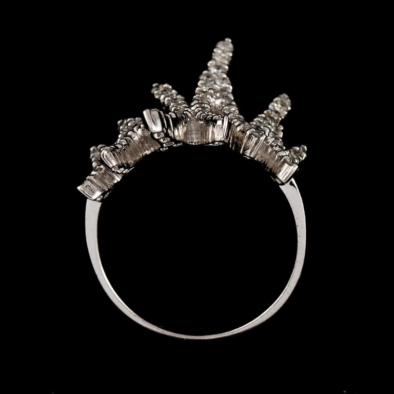 RING, 18k vitguld med 86 briljantslipade diamanter, totalt 1.52 ct. Vikt 9 g.