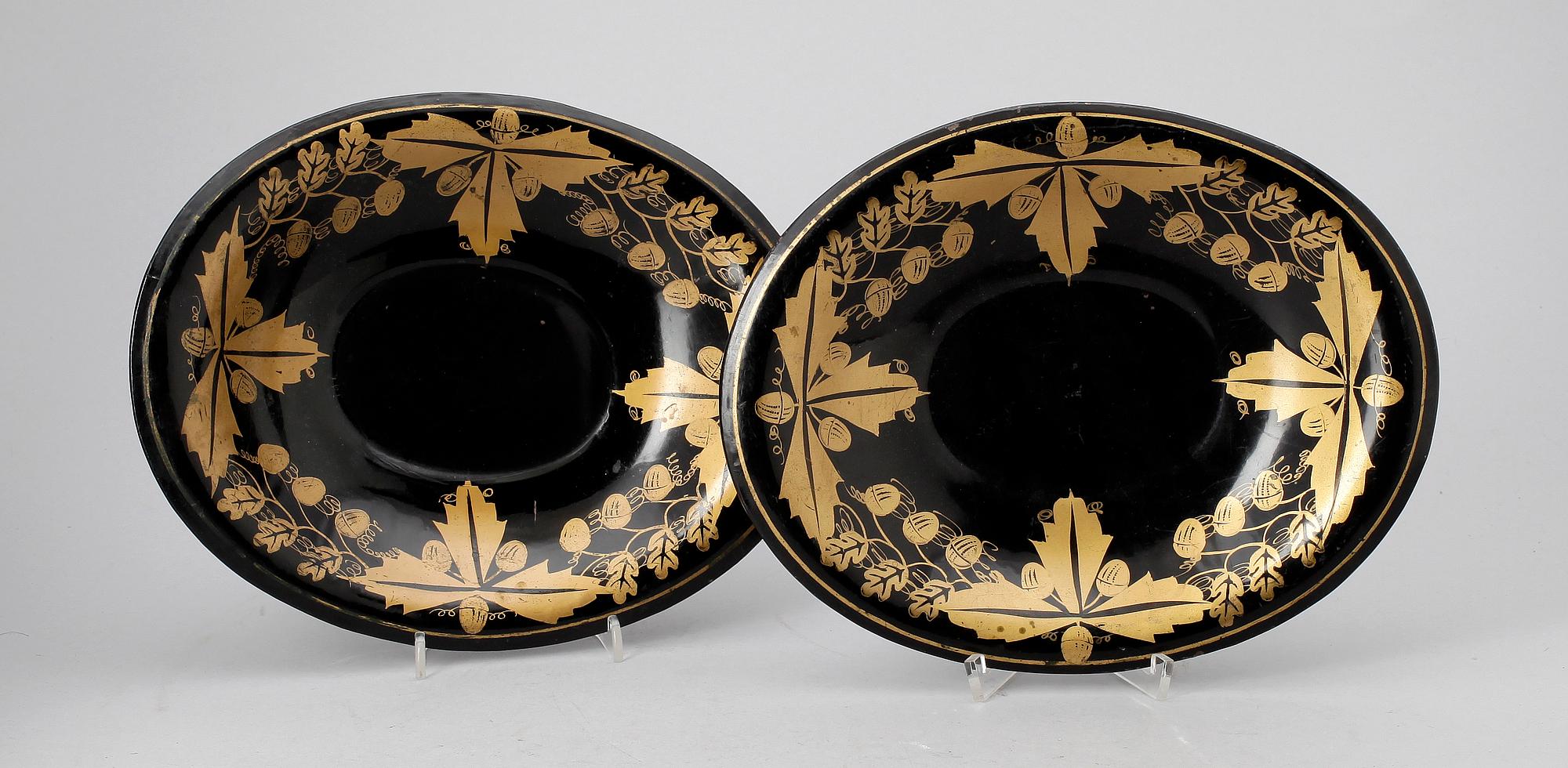 BRICKA SAMT BRÖDKORGAR, ett par, plåt, 1800-tal.