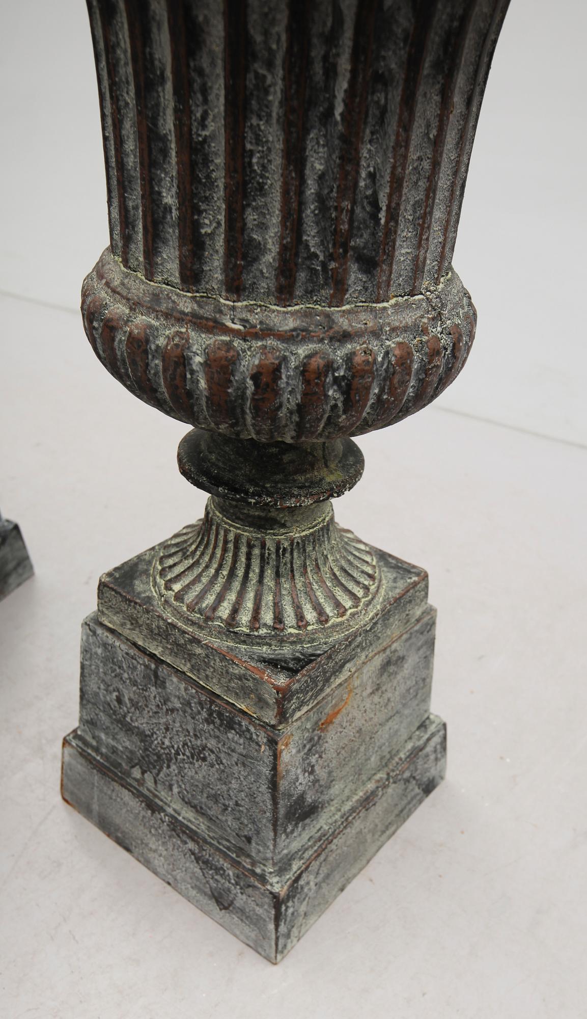 TRÄDGÅRDSURNOR, ett par, gjutjärn, 2000-tal.