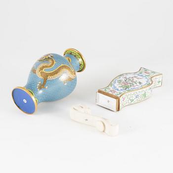Vas, emalj på koppar, vas cloisonne samt bälteshake. Kina, 1900-tal.