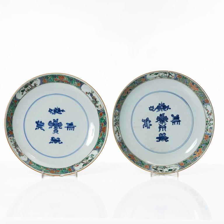A pair of Chinese famille verte dishes, Qing dynasty, 18th century.