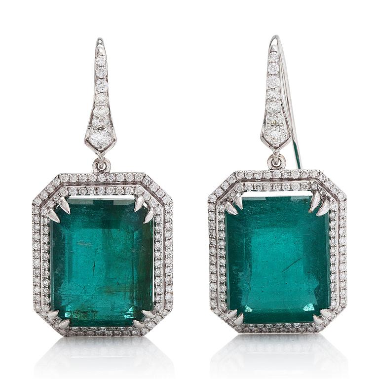 A pair of 18K whitegold earrings, emeralds  28.38 ct and brilliant-cut diamonds ca 1.30 ct in tota With IGI certificate.