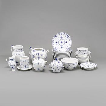 SERVISDELAR, 31 st, porslin, "Musselmalet", Royal Copenhagen, Danmark, 1900-tal.