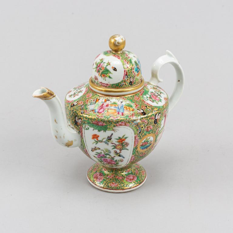 A famille rose Canton teapot with cover, Qing dynasty, late 19th century.