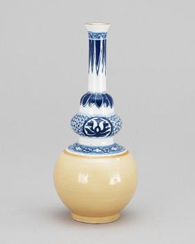 466. A blue and white glazed vase, Kangxi style, Qing dynasty.