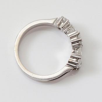 RING, 18K vitguld och olikslipade diamanter tot ca 1.10 ct.