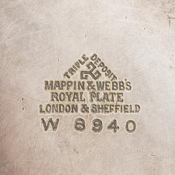 Mappin & Webb sauceboat with lid on a stand, silver plate, England, first half of the 20th century.