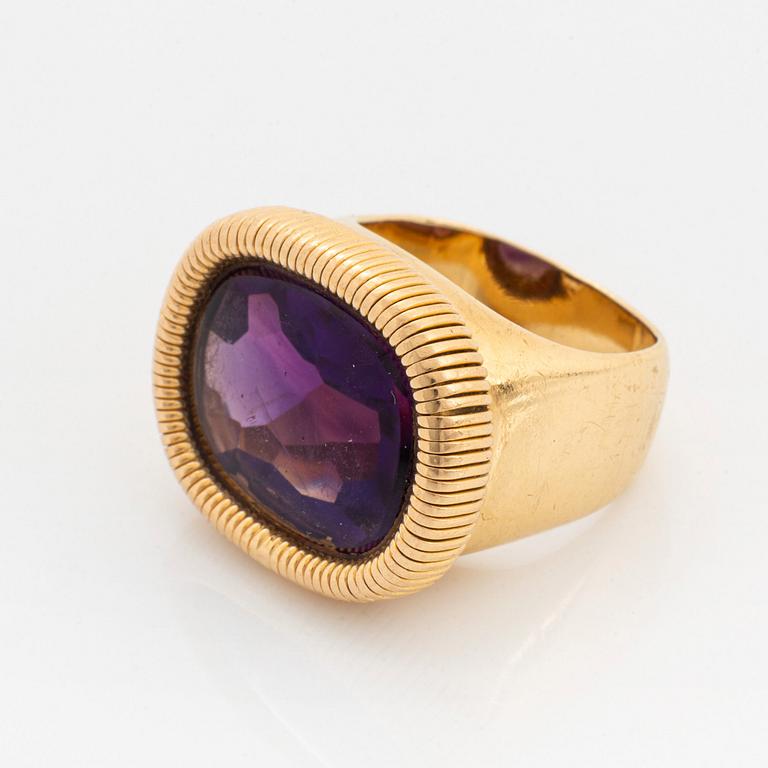 A Georg Jensen & Wendel ring in 18K gold set with an amethyst.