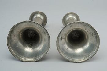 KYNTTILÄNJALKAPARI.