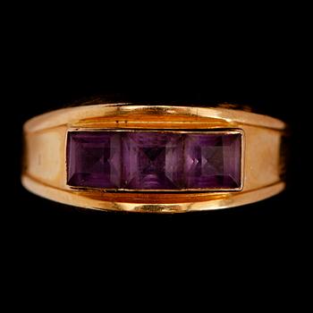 RING, 18 k guld, med 3 amestister. Vikt med stenar ca 4 g.