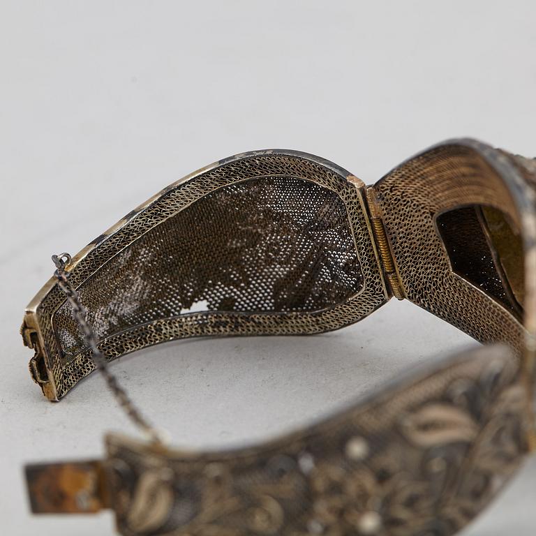 A Chinese silver filigree bracelet with inlays stone, early 20th century.