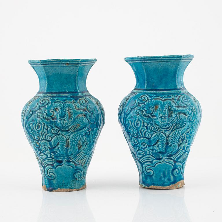 Vaser, ett par, lergods, sen Mingdynasti (1368-1644).