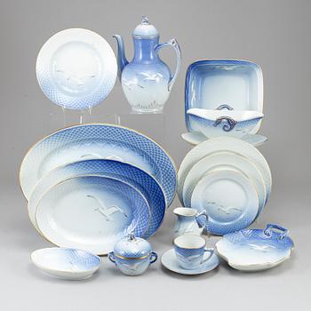 MAT- & KAFFESERVIS, 67 delar, porslin. "Blå Måsen", Bing & Gröndahl, Danmark, 1900-talets andra hälft.