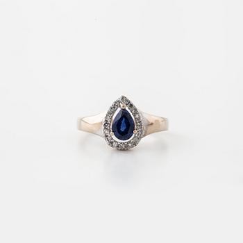 RING, med safir samt briljantslipade diamanter.