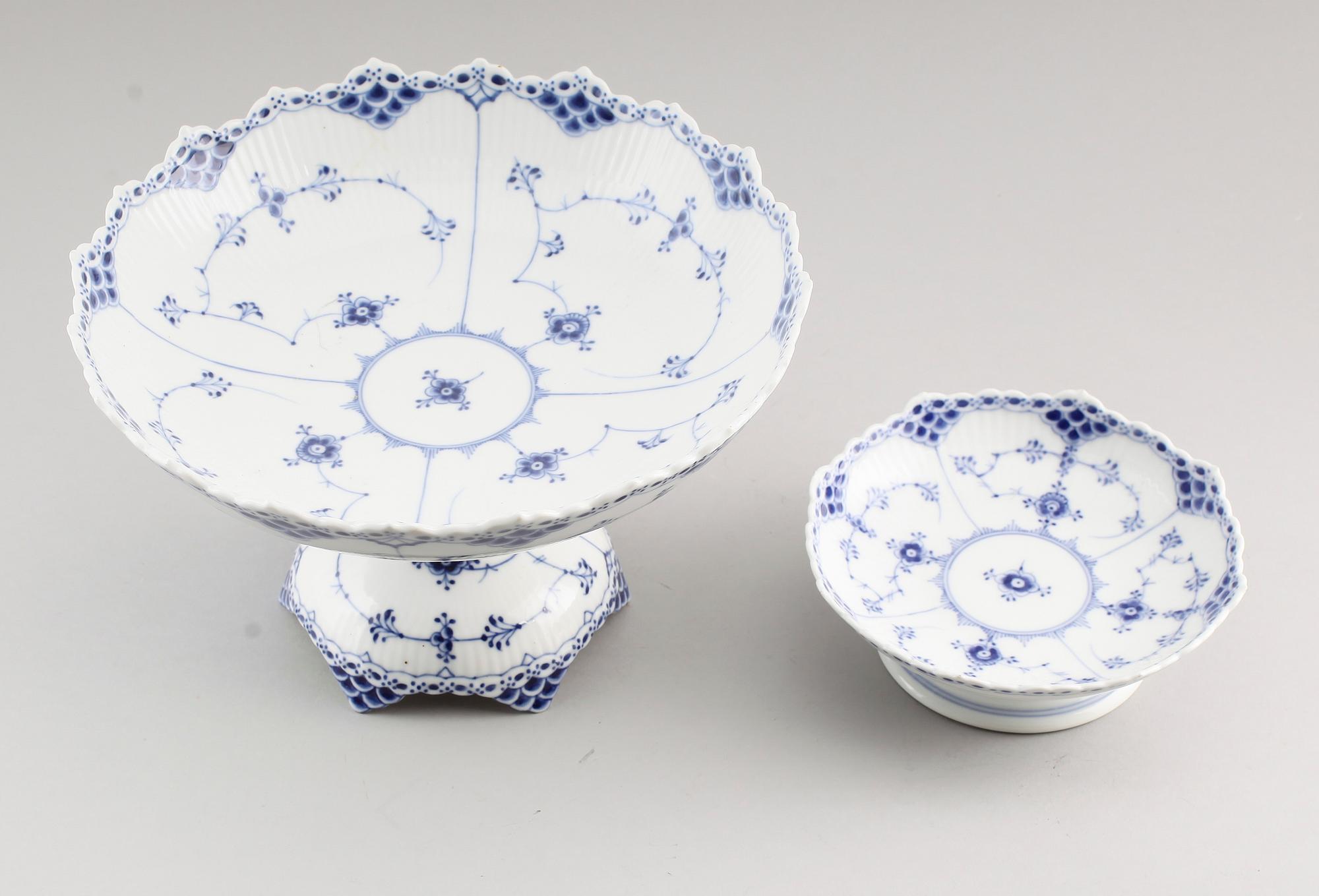SKÅLAR PÅ FOT, 2 st, porslin, "Musselmalet", Royal Copenhagen.