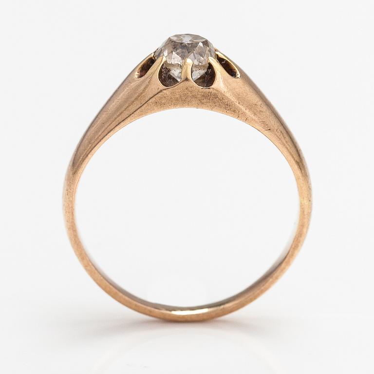A 9K gold ring with an old-cut diamond ca. 0.44 ct.