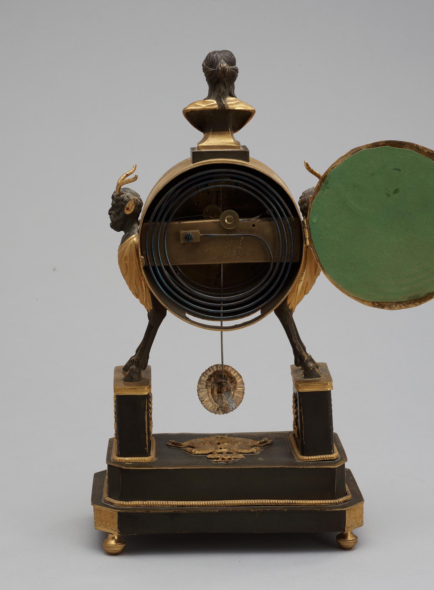 BORDSPENDYL. Wien, 1800-talets början. Empire.