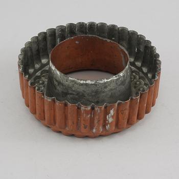 FORM, kopparpläterad metall, med kung Oscar II:s ägarstämpel, 1800-talets andra hälft.