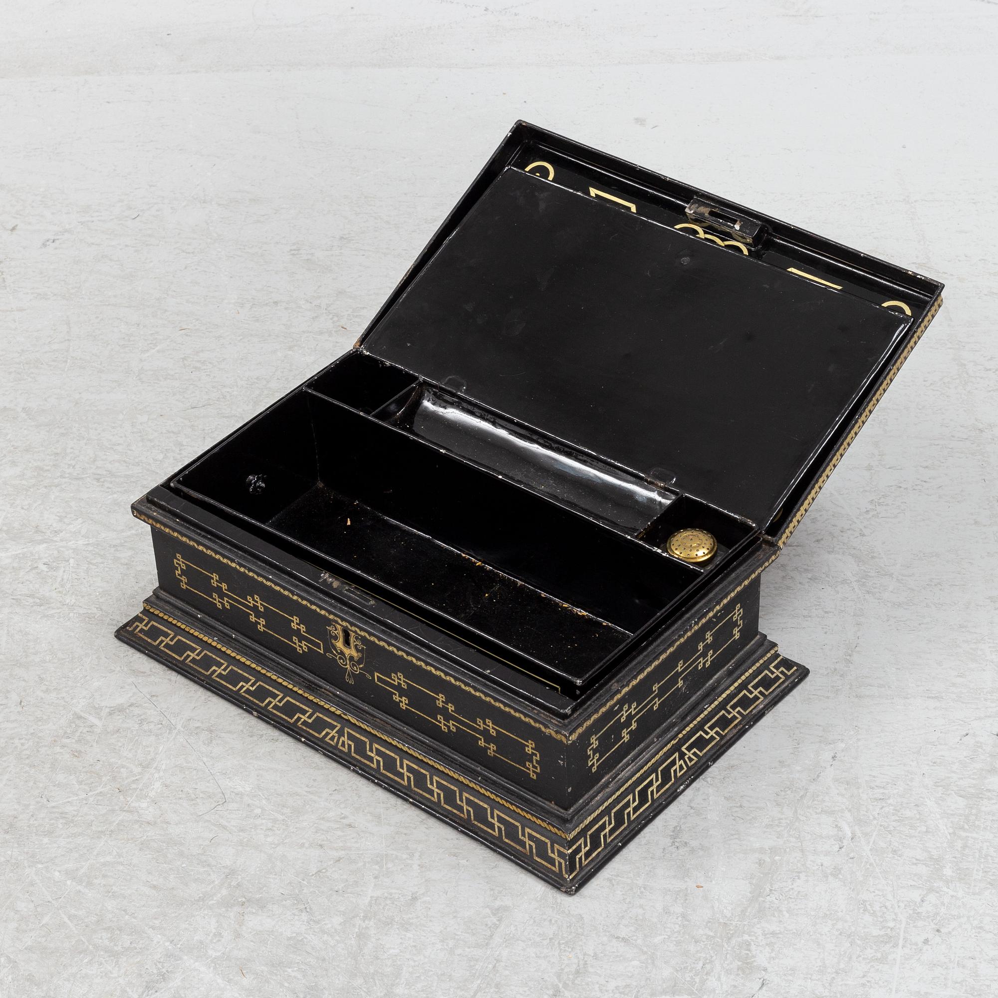 Bord med skrin, Ersbach und Hausness Blechwarenfabrik, Dresden, 1880-tal.