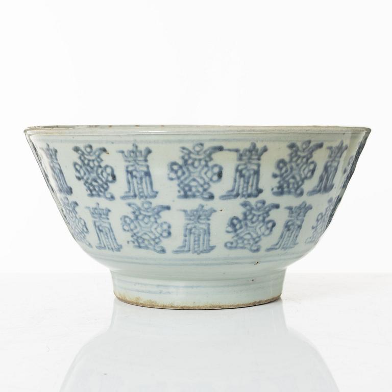 A Southeast Asian porcelain bowl, 19th century.