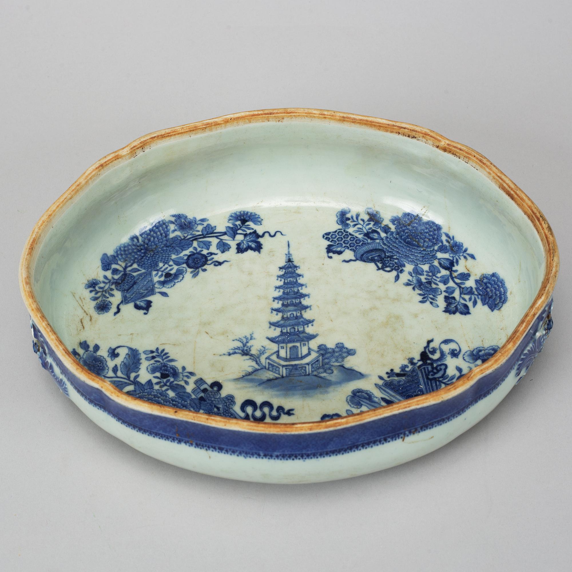 A blue and white tureen with cover, Qing dynasty, Qianlong (1736-95).