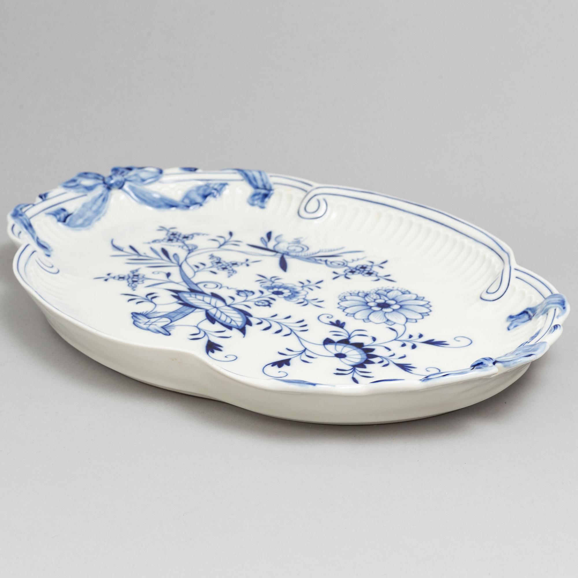 A Meissen part 'Blue Onion' coffee and dinner porcelain service, Germany, 20th century (33 pieces).