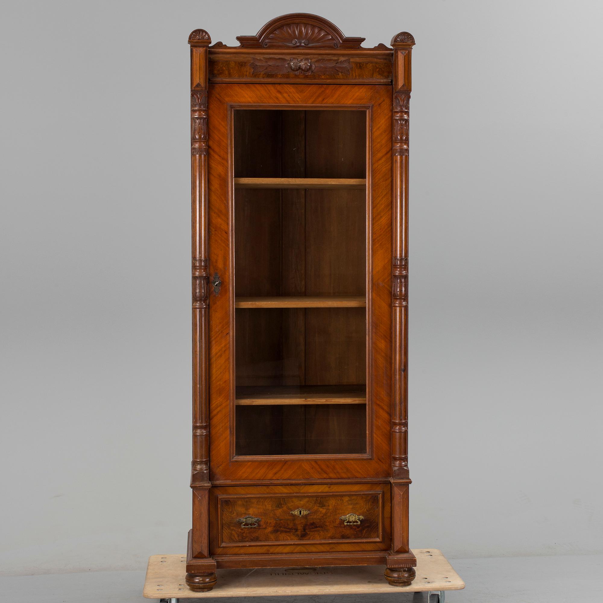 VITRINSKÅP, nyrenässans, sent 1800-tal.