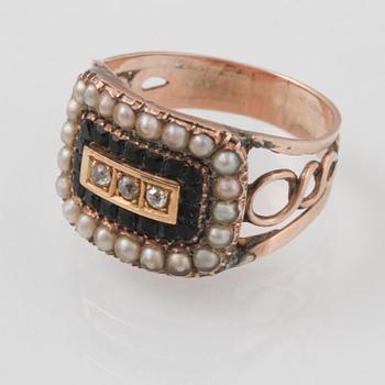 RING, 10K guld med rosenslipade diamanter samt fasettslipade blå safirer. Vikt 4,7 gram.