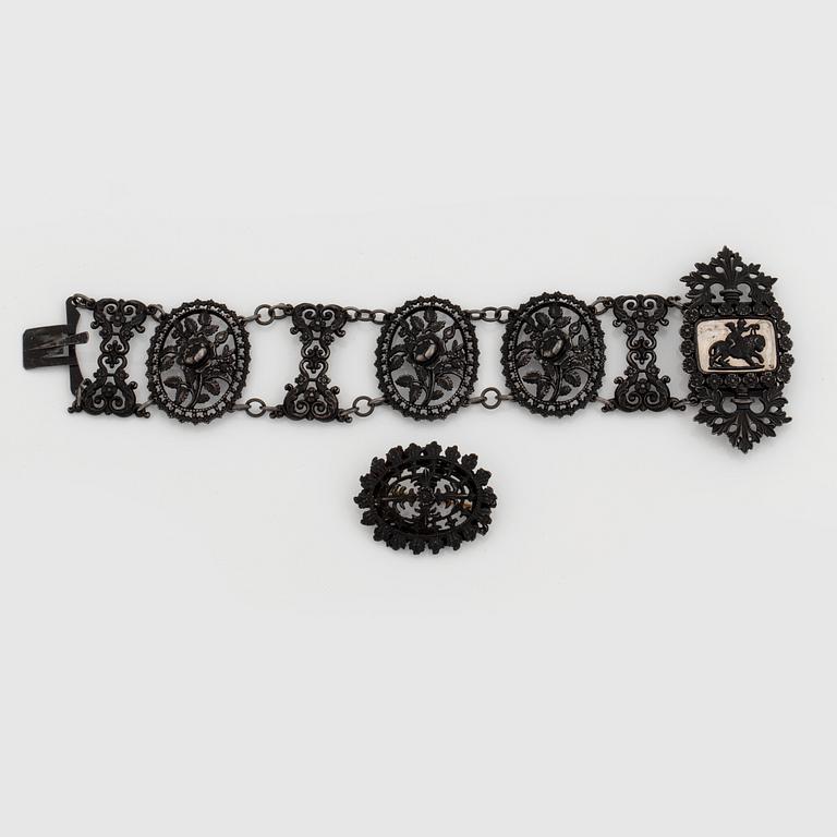 A Berlin iron and steel bracelet and brooch. Berlin 1820-30.