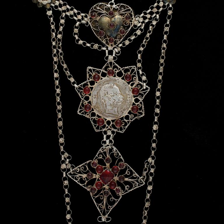 DRÄKTSMYCKE, silver med röda stenar, troligen Österrike-Ungern, 1800-tal. Tot ca 113 gram.