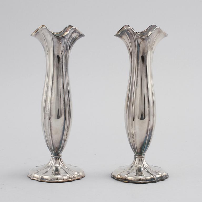VASER, ett par silver, Tyskland, omkring 1900-talets mitt.