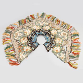 An embroidered silk collar, China, early 20th Century.