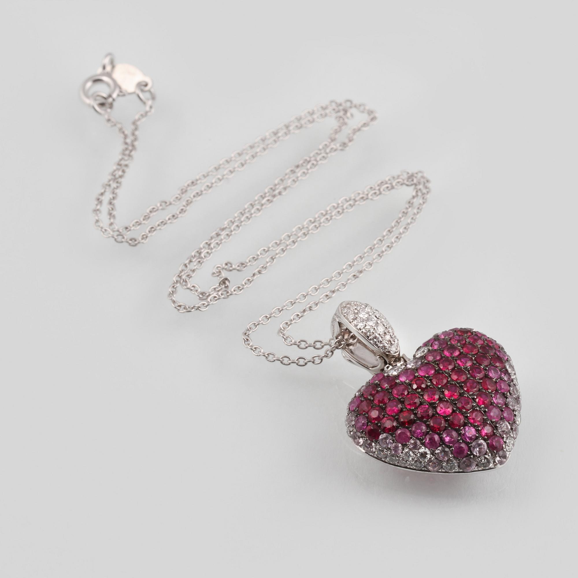 HÄNGE, 18K vitguld med fasettslipade diamanter ca 0.60 ct, rubiner ca 2.31 ct samt rosa safirer ca 0.68 ct. Vikt 7,8 g.