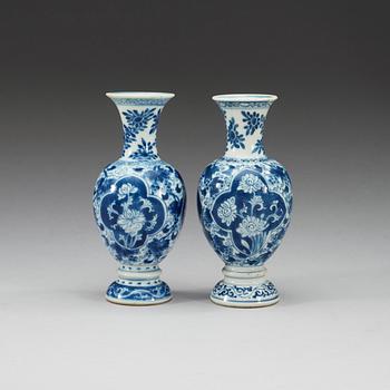 VASER, två stycken, porslin. Qing dynastin. Kangxi (1662-1722).