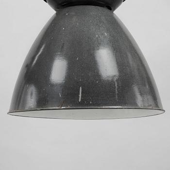 INDUSTRILAMPOR, ett par, 1900-tal. Höjd 90 cm.