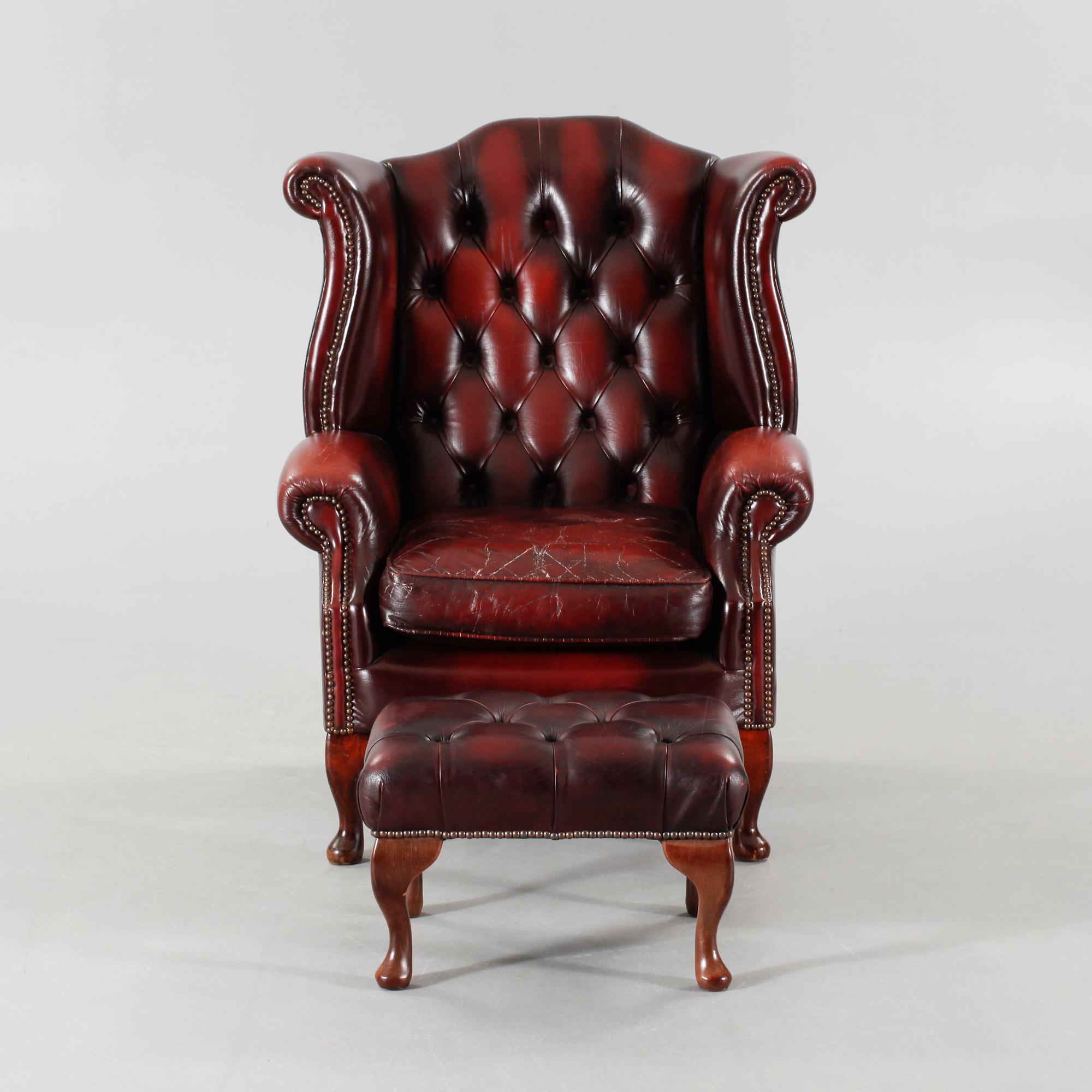 ÖRONLAPPSFÅTÖLJ, samt FOTPALL, chesterfield-modell, England, 1900-talets fjärde kvartal.