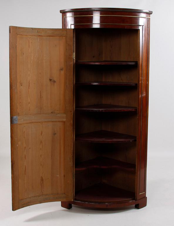 HÖRNSKÅP, sannolikt stockholmsarbete, Karl Johan, 1800-talets första hälft.