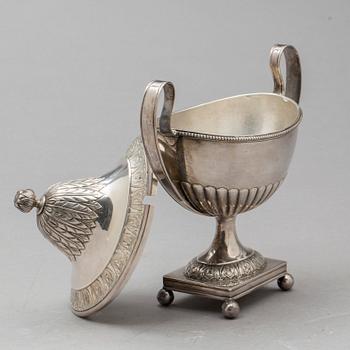 STRÖSOCKERSKÅL med LOCK, silver, sengustaviansk stil.  Möllenborg, Stockholm, 1913. Vikt ca 463 g.