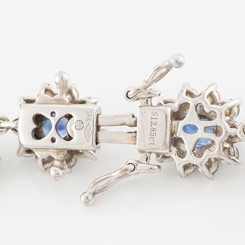 Bracelet 18K white gold with step-cut sapphires and round brilliant-cut diamonds.