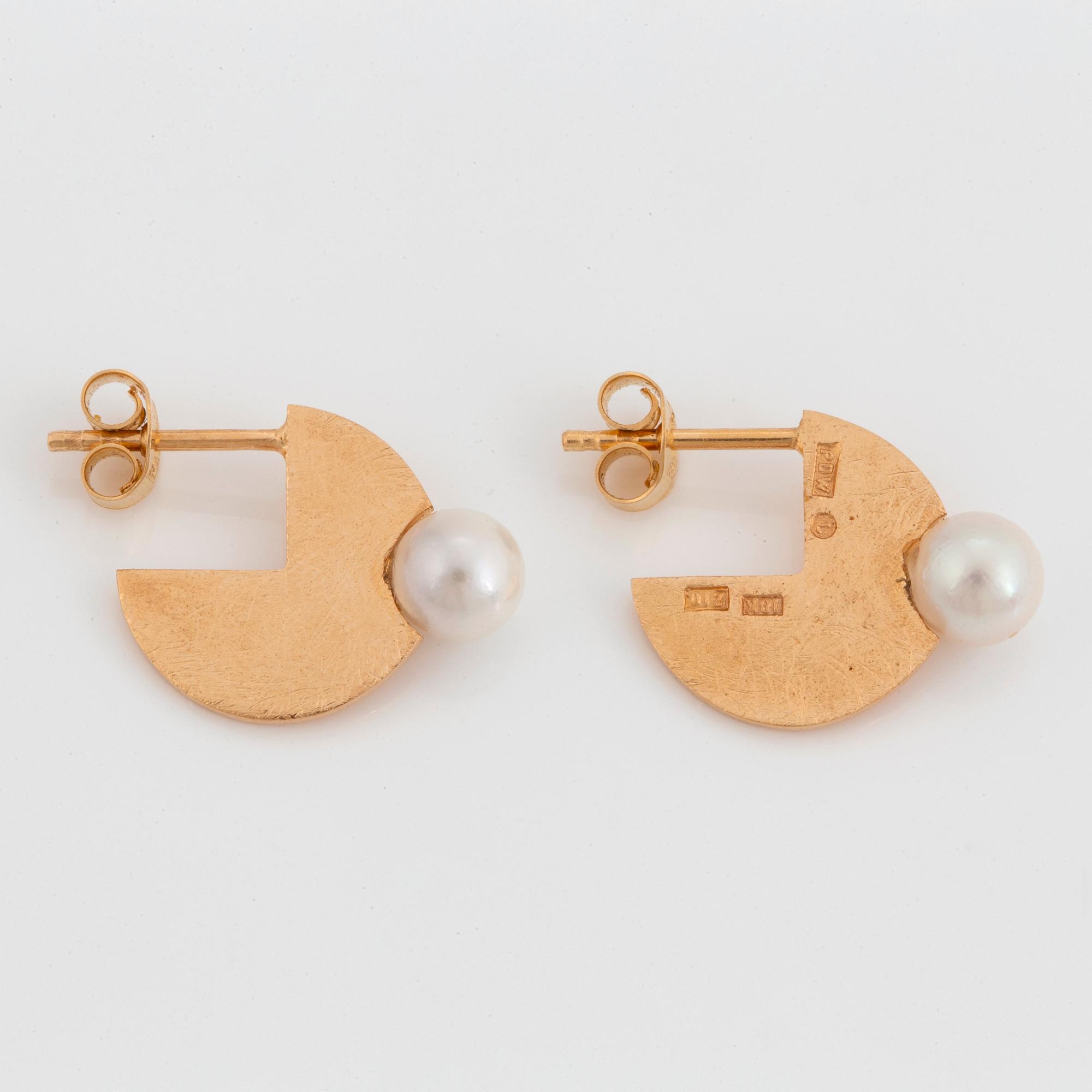Peter de Wit, Margareth Sandström, a pair of 18K gold earrings with pearl, Linköping, Sweden 1998.