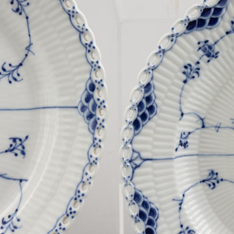 Matservis, 84 delar, porslin, "Musselmalet", Royal Copenhagen, Danmark.