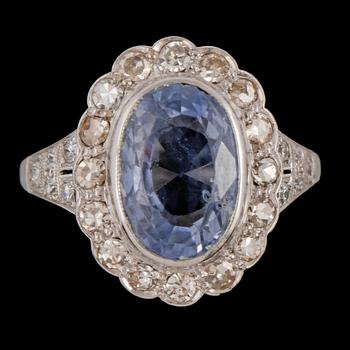 RING, platina med fasettslipad syntetisk safir, stämplad ALDFF, Göteborg, 1941. Vikt 4 g.