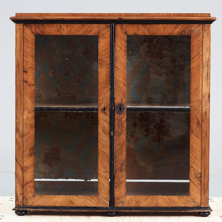 DOCKSKÅP, nyrenässans, 1800-talets slut.